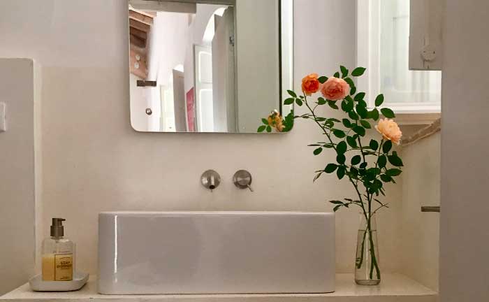 The bathroom with shower of Assisi al Quattro holiday apartment in historic centre of Assisi, Umbria, Italy