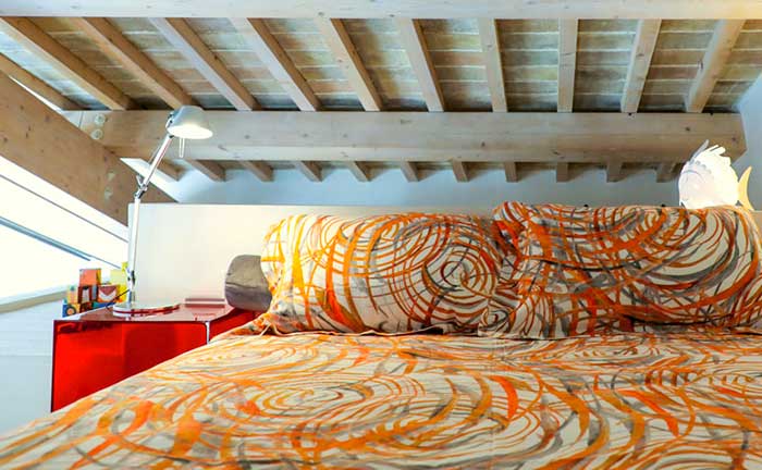 The mezzanine with queen-size bed of Assisi al Quattro holiday home in historic centre of Assisi, Umbria, Italy