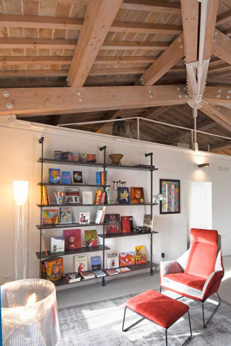 Casa vacanze Assisi con luminoso soggiorno e comoda zona lettura. Assisi al Quattro, Perugia, Umbria