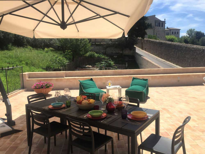 Ferienwohnung in Assisi mit großer Terrasse zum Essen im Freien